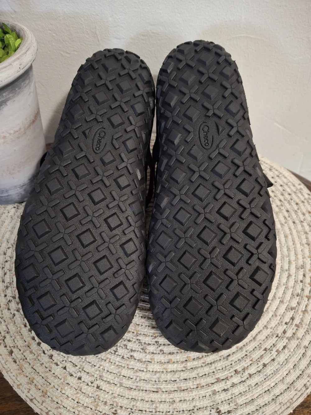 Men's Chaco Ramble Puff Quilted Ankle Shoes in Black with Red Accent Size 10.